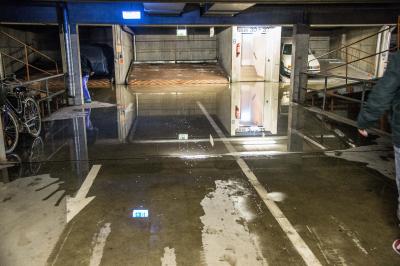 Esslingen: Wasserrohrbruch flutet Tiefgarage, 21 Keller und Strassen - Feuerwehr im Grosseinsatz